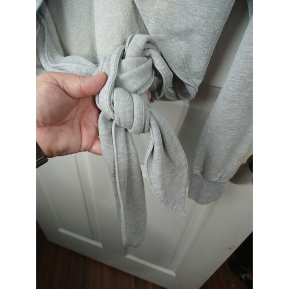 Athleta Woman M Yoga Back Toe Grey Sweatshirt LS Activewear Workout Gym - Picture 11 of 12